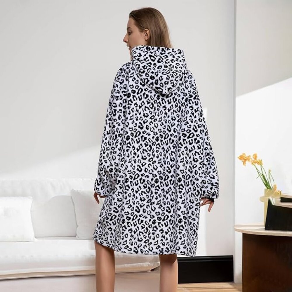 NWT Oversized Wearable Blanket Hoodie - Picture 4 of 6